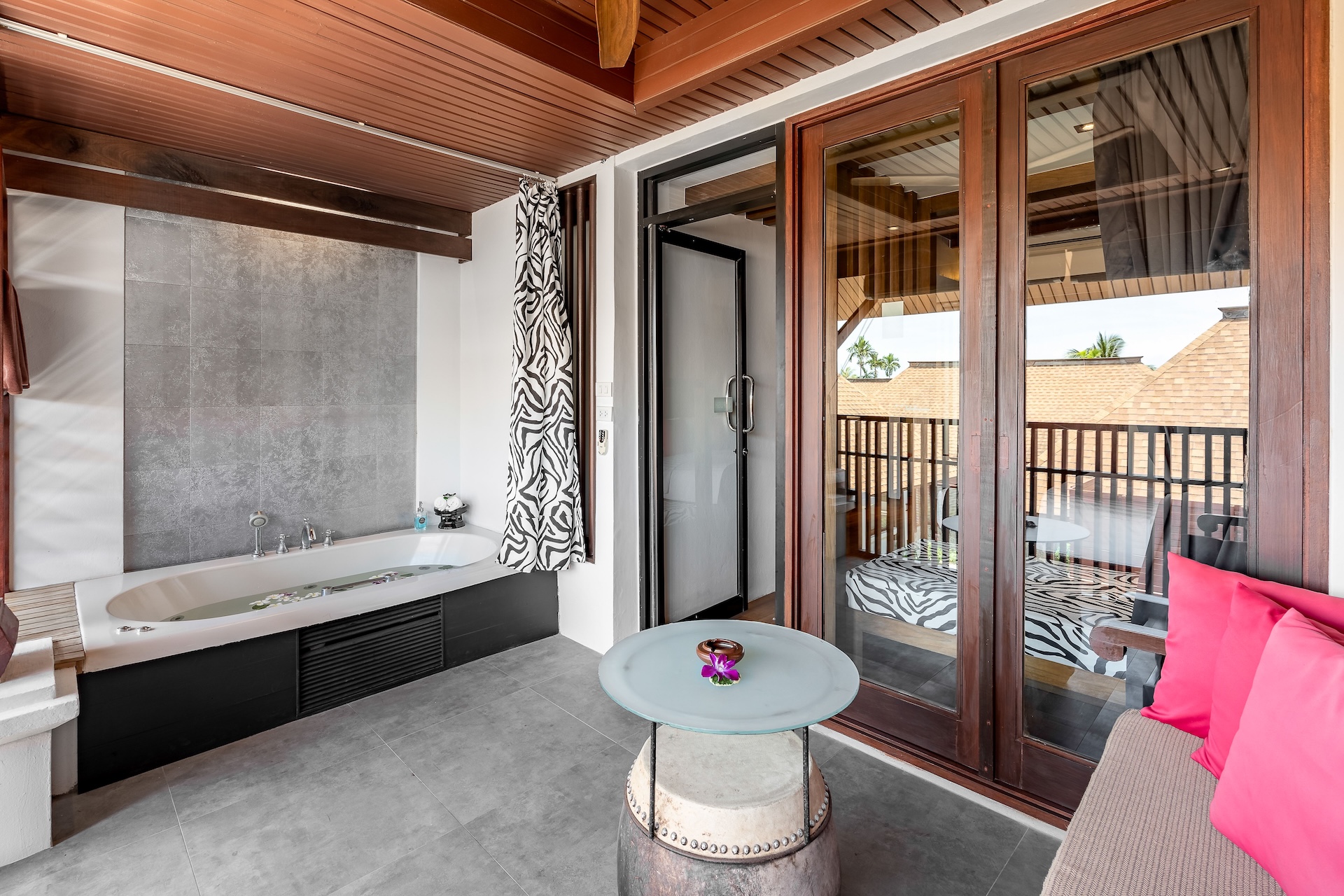 Deluxe Balcony Suite 4
