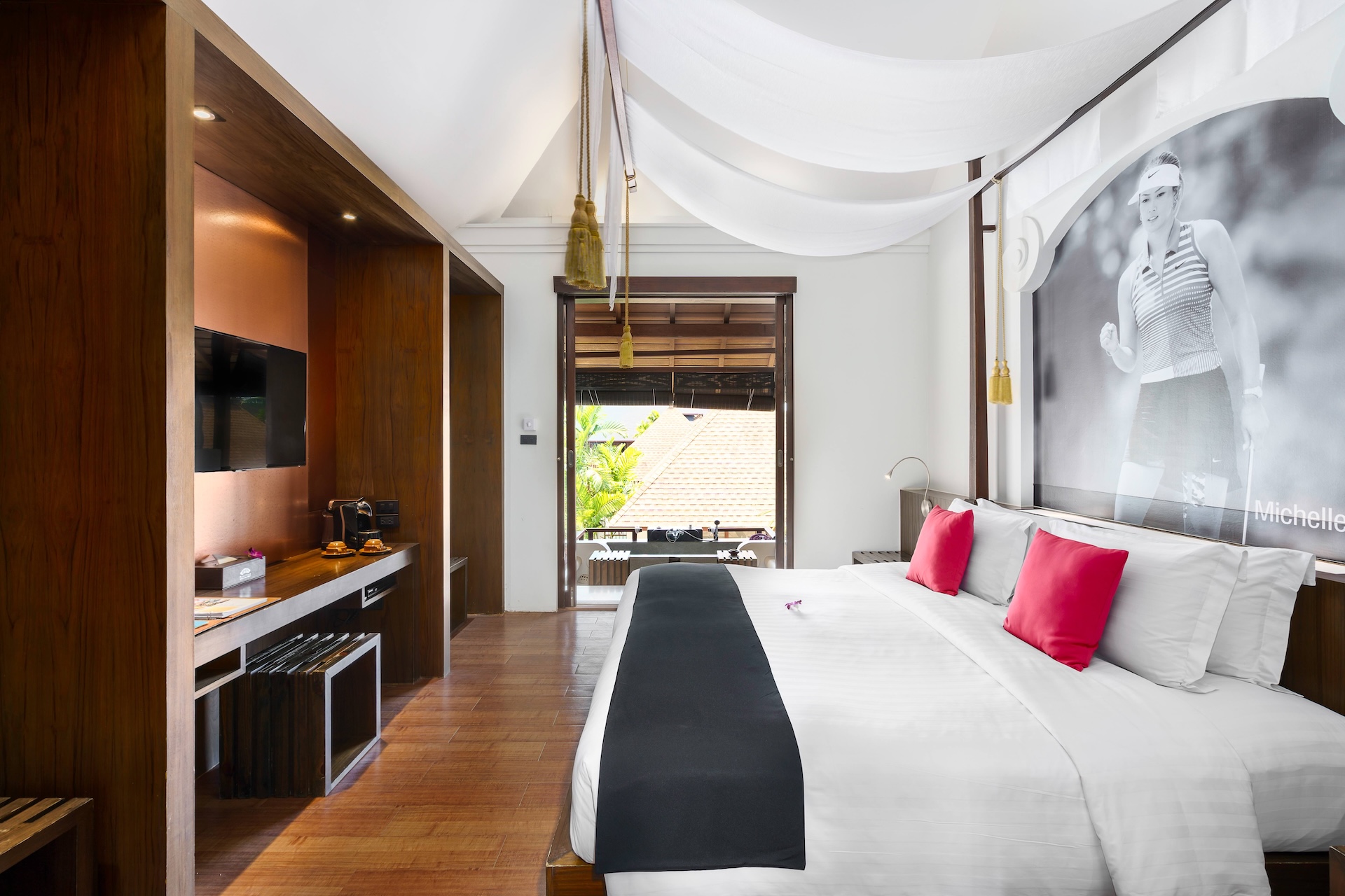 Deluxe Balcony Suite 6