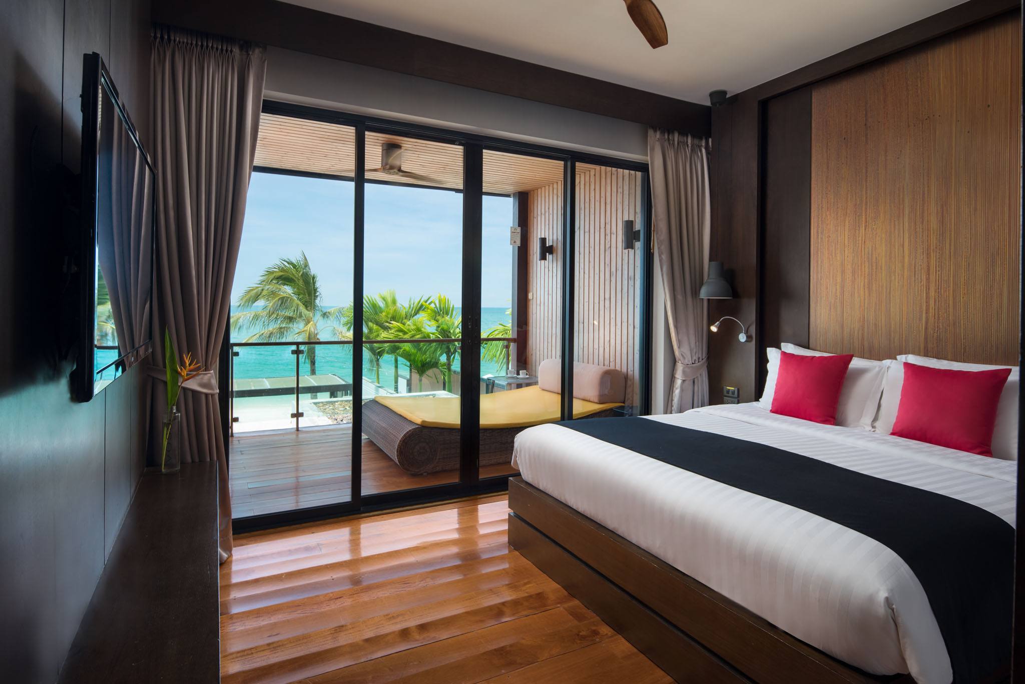 Three Bedroom Beachfront Pool Residence 5
